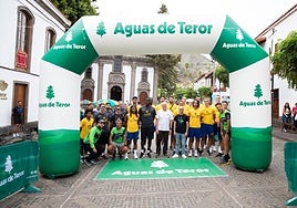 Imagen de la plantilla amarilla, junto con el alcalde de Teror, José Agustín Arencibia, y las autoridades de la Villa Mariana, antes de iniciar la caminata