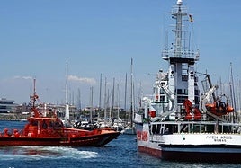 Un remolcador de Open Arms junto a una embarcación de Salvamento Marítimo.