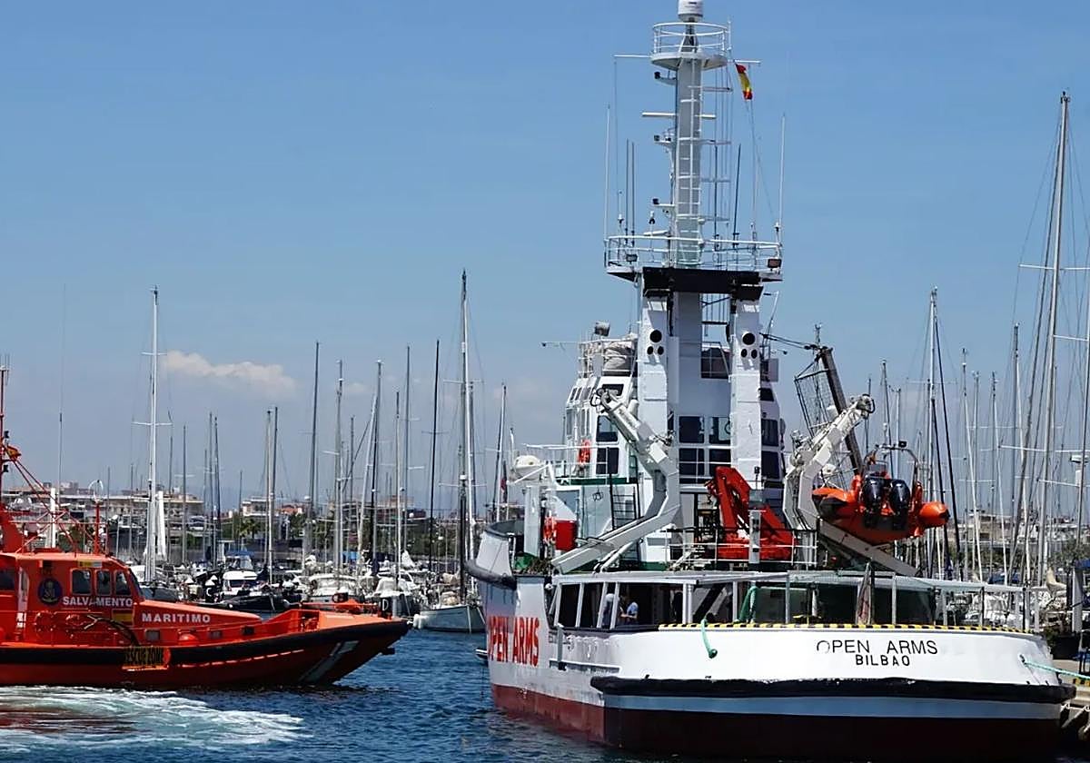 Un remolcador de Open Arms junto a una embarcación de Salvamento Marítimo.