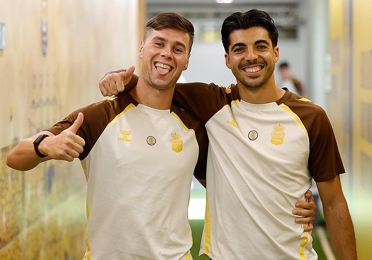 Barcia y Clemente, en pose feliz, antes de un entrenamiento de la UD. Ambos mantendrán este domingo su sitio en el once titular.