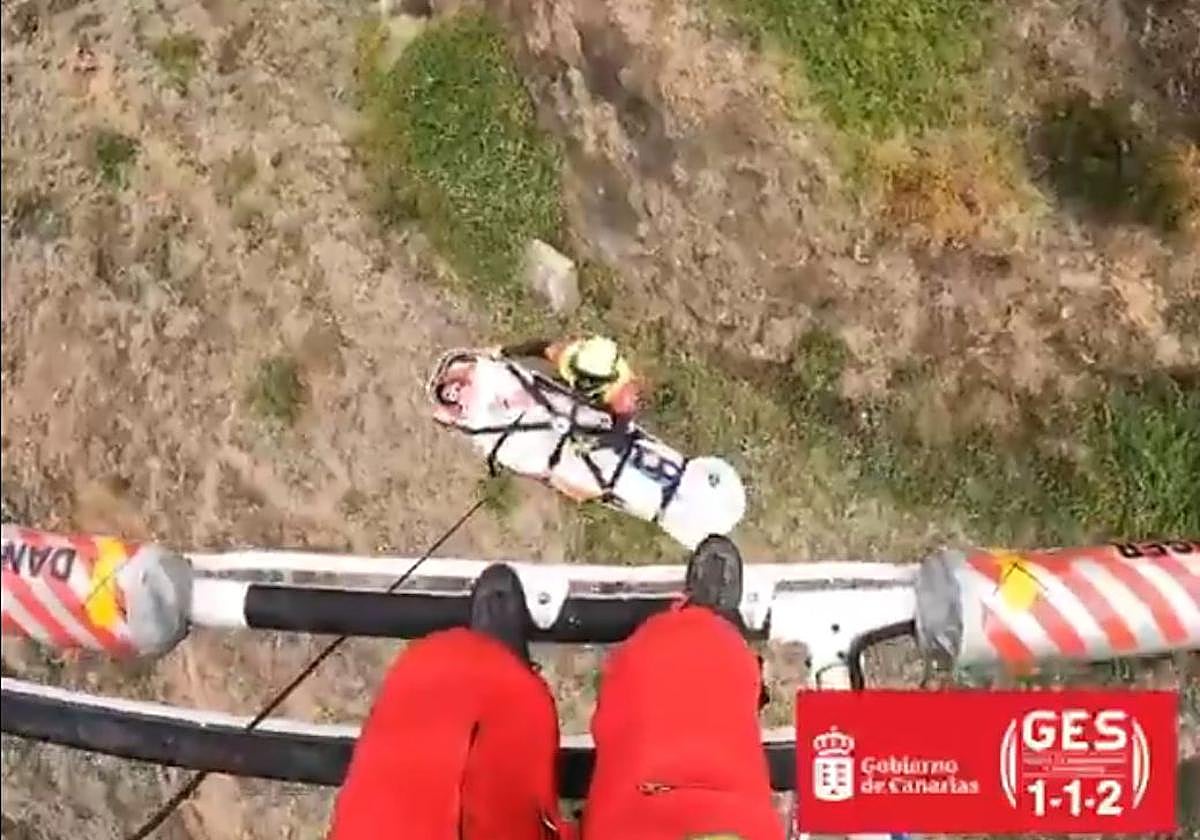 Momento del rescate de la joven.