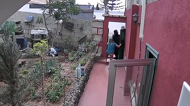Imagen del robo con violencia en la vivienda de la víctima.