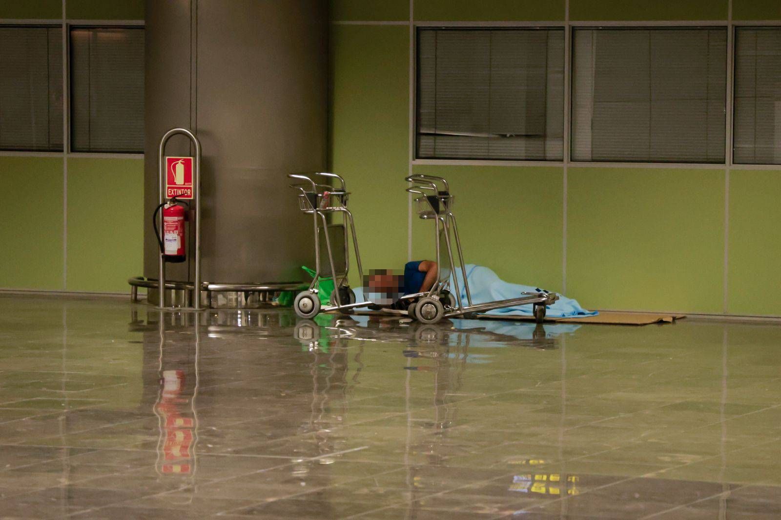 Una de las personas sin techo que dormía esta semana en el aeropuerto.