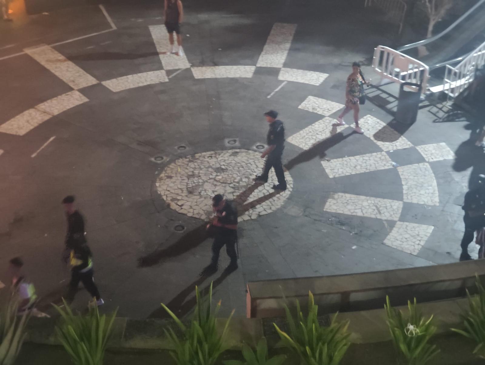 Momento del operativo policial en el centro comercial el Plaza.