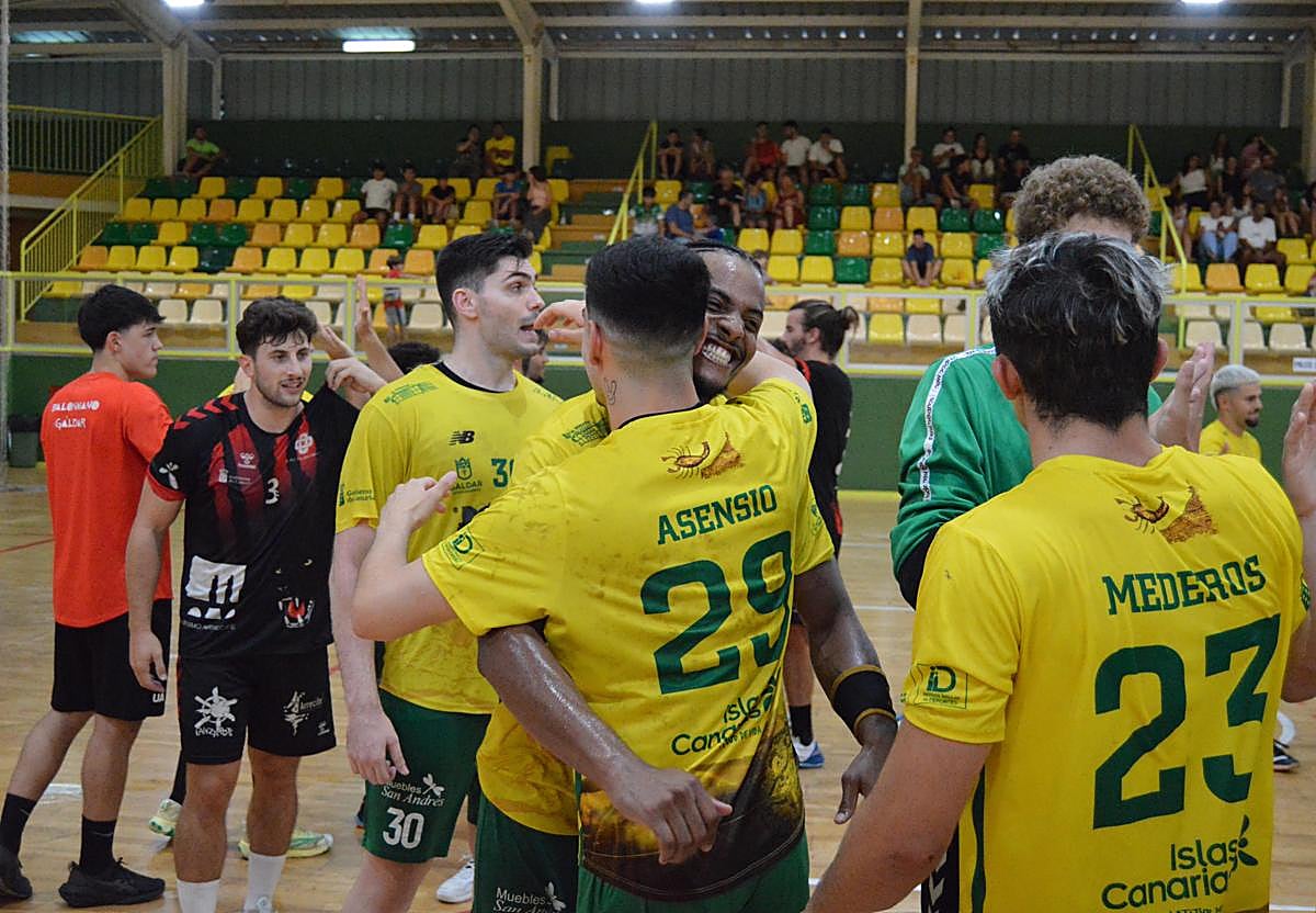 Imagen de la plantilla galdense, tras lograr el triunfo ante el Ciudad de Lanzarote.