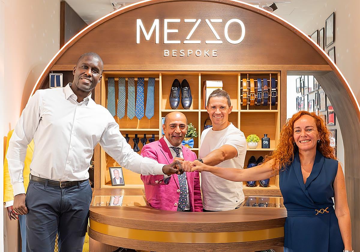 El presidente del CB Gran Canaria, Sitapha Savané (i.) y el entrenador del conjunto claretiano, Jaka Lakovic (centro derecha), junto a los responsables de la firma Mezzo Bespoke.