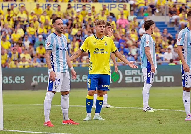 Recoba, en pose reivindicativa.