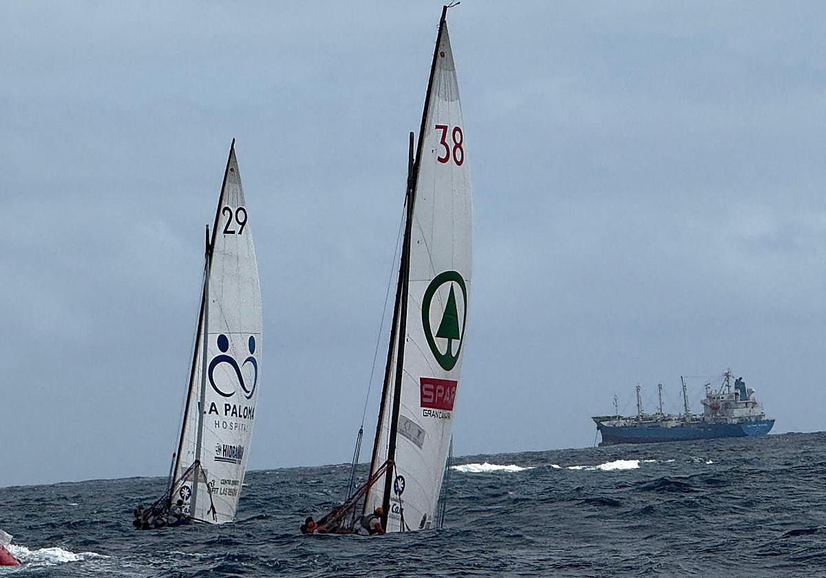 El SPAR Guerra del Río, seguido del bote del Hospital La Paloma Pueblo Guanche.