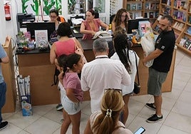 Padres comprando material para sus hijos.