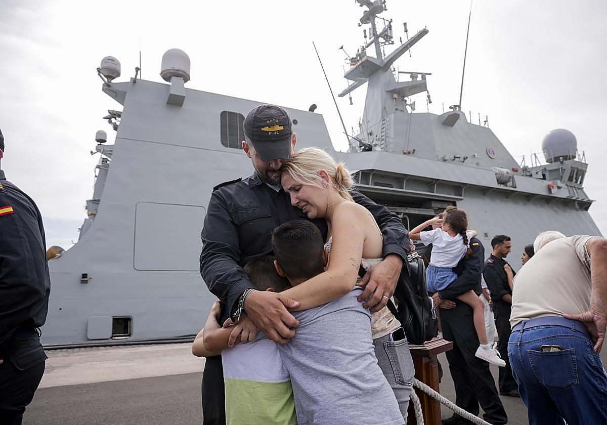 Emotiva despedida de los tripulantes del buque Rayo con sus familiares en la Base Naval de Las Palmas de Gran Canaria.