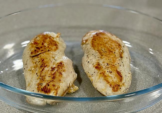 Reservamos las pechugas en una fuente de horno