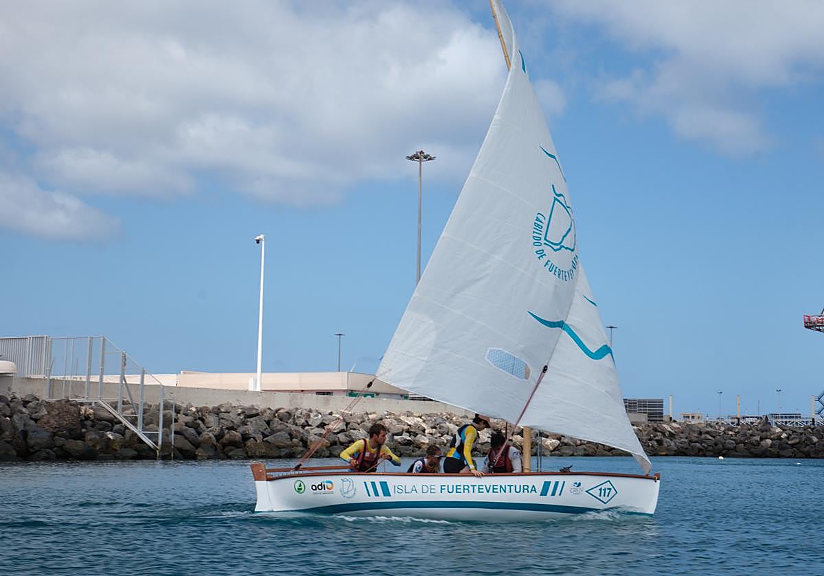 Barco navegando en su día de estreno.
