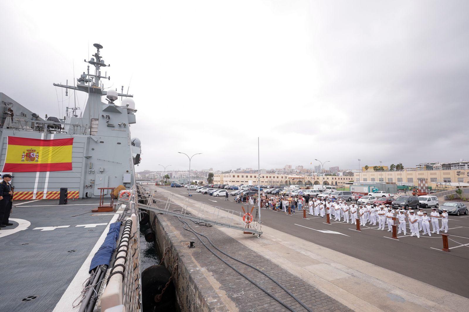 Abrazos y emociones en la despedida del Buque Rayo