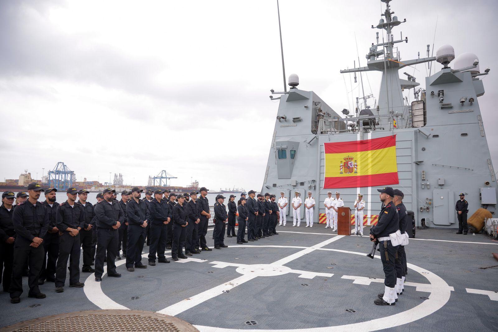 Abrazos y emociones en la despedida del Buque Rayo