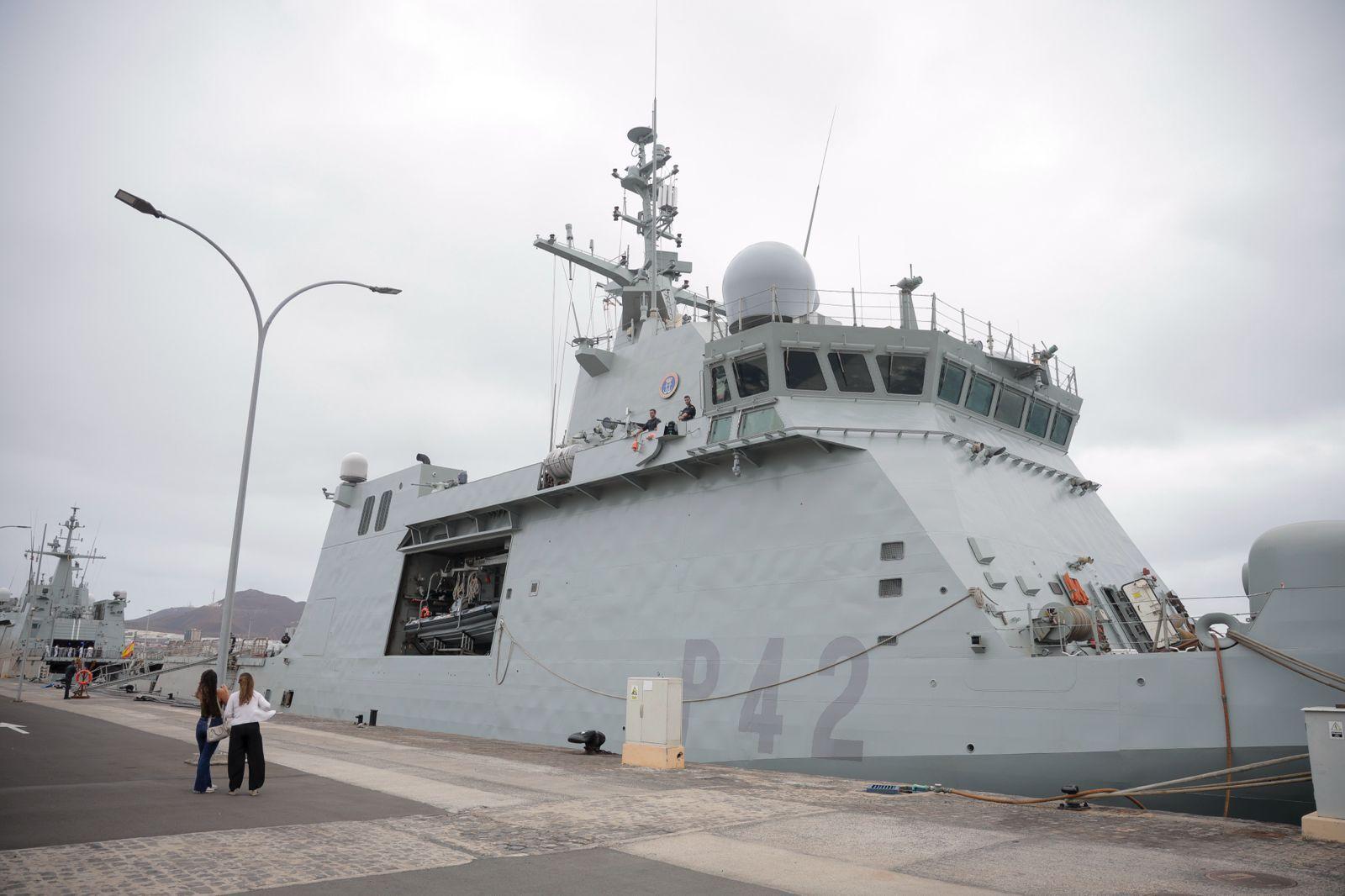 Abrazos y emociones en la despedida del Buque Rayo