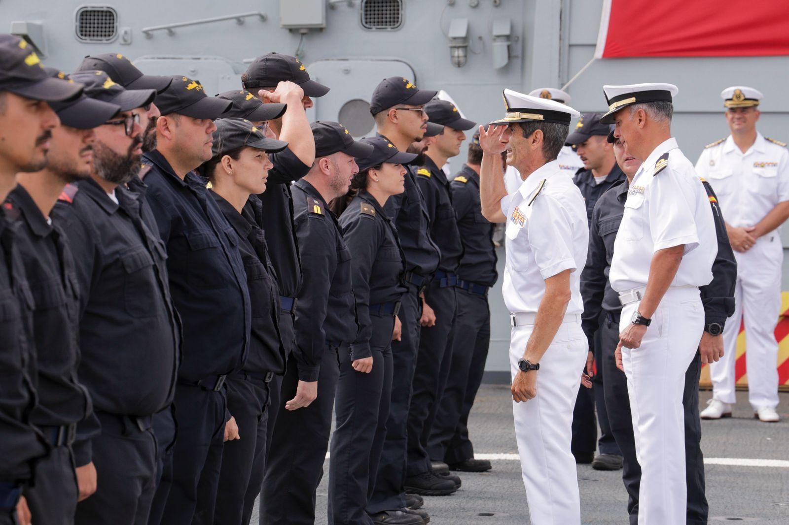 Abrazos y emociones en la despedida del Buque Rayo