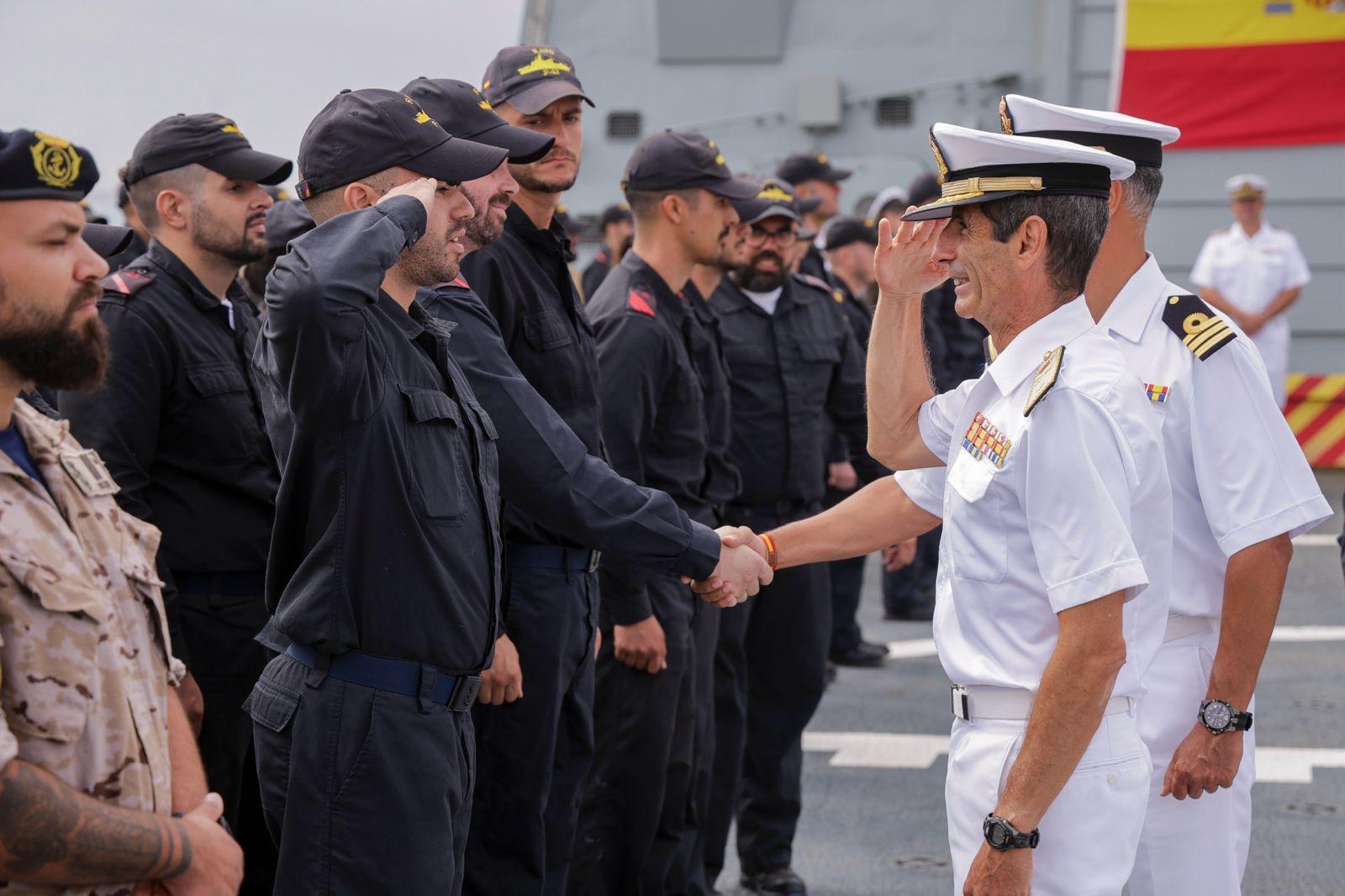 Abrazos y emociones en la despedida del Buque Rayo