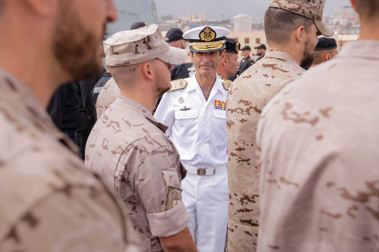 Abrazos y emociones en la despedida del Buque Rayo