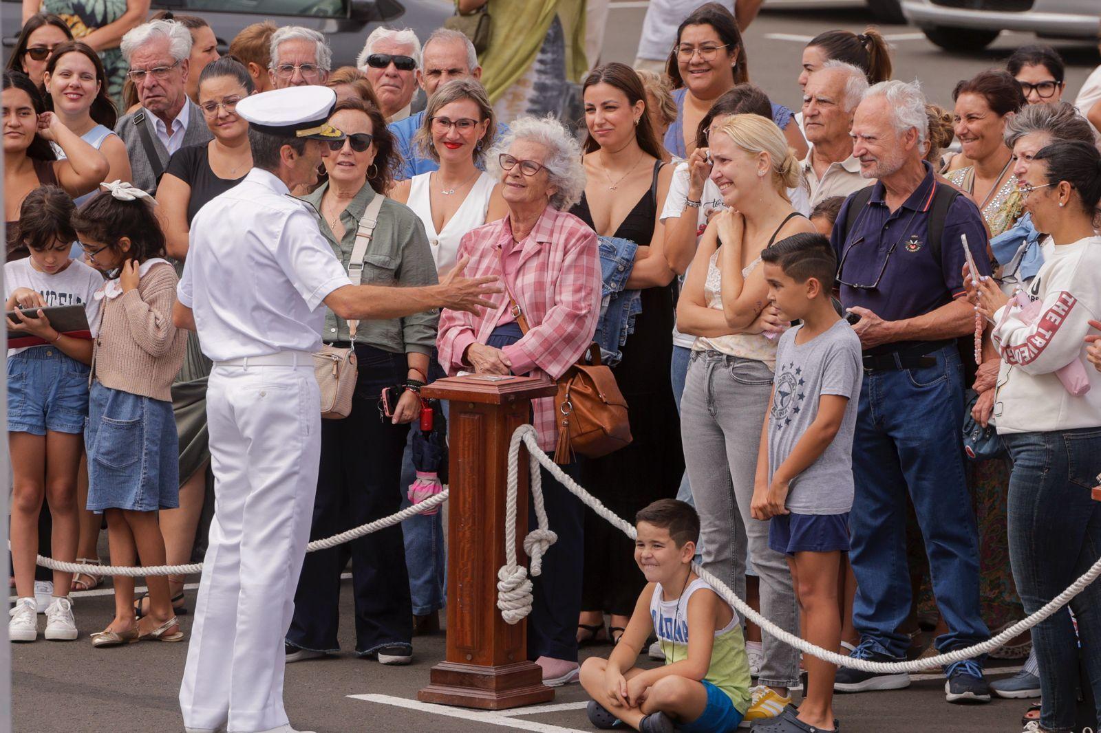 Abrazos y emociones en la despedida del Buque Rayo