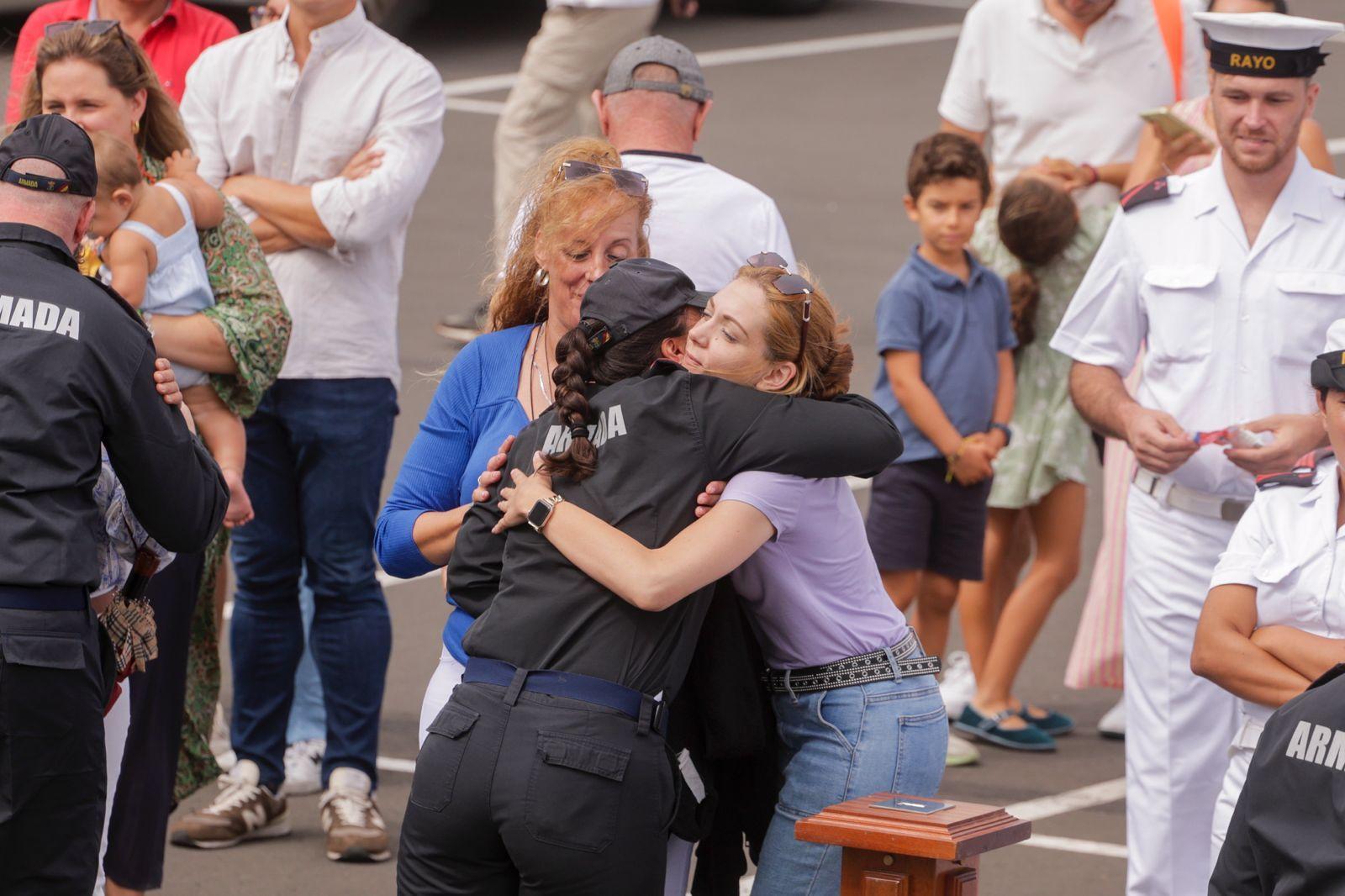 Abrazos y emociones en la despedida del Buque Rayo