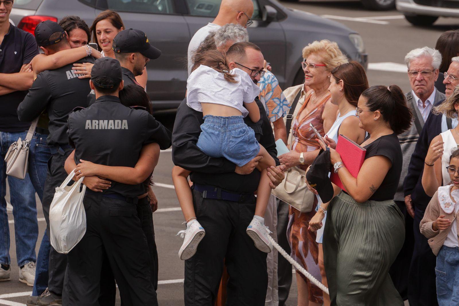 Abrazos y emociones en la despedida del Buque Rayo