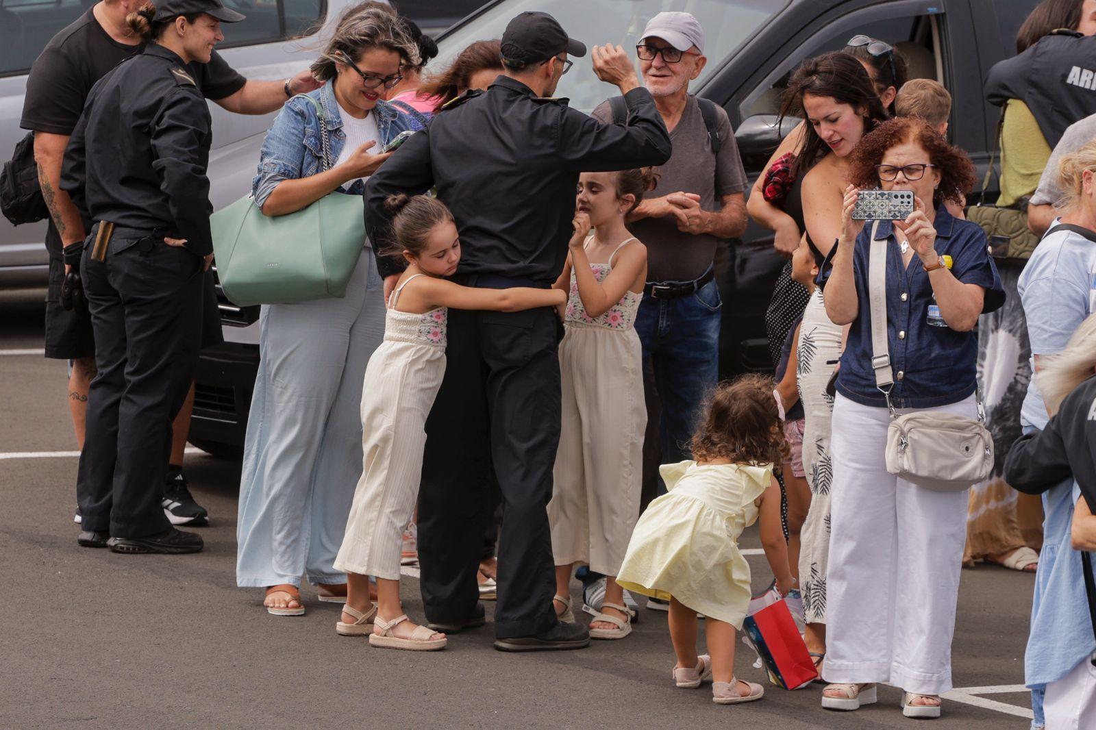 Abrazos y emociones en la despedida del Buque Rayo