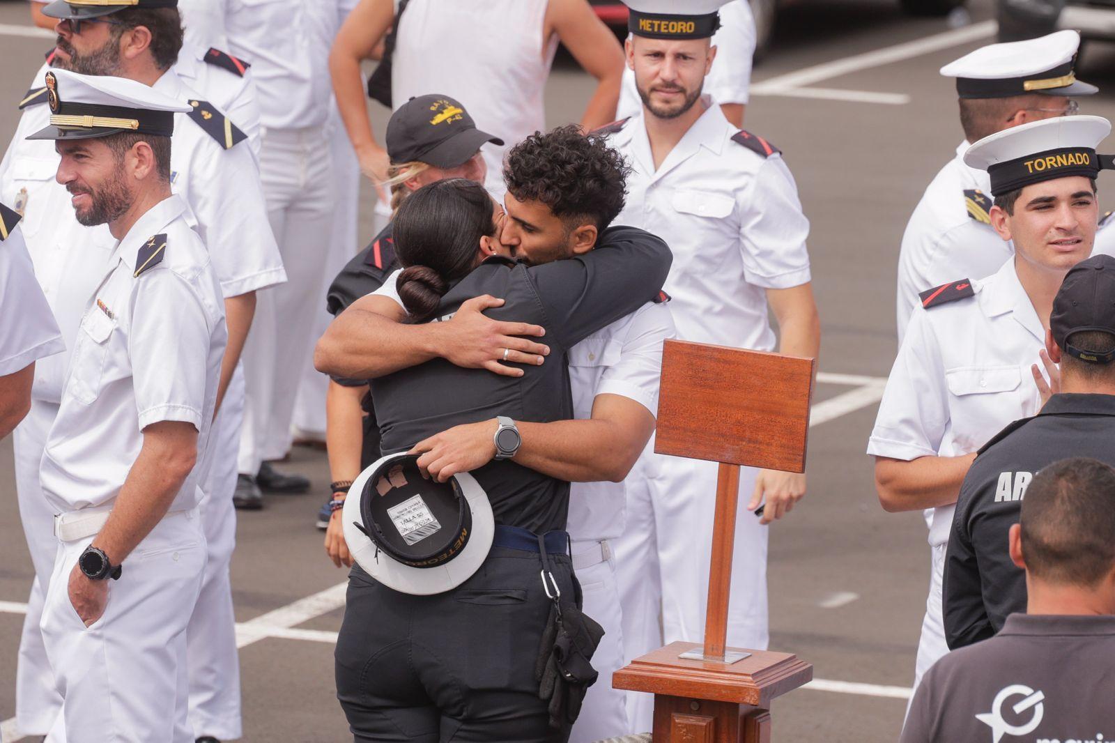 Abrazos y emociones en la despedida del Buque Rayo