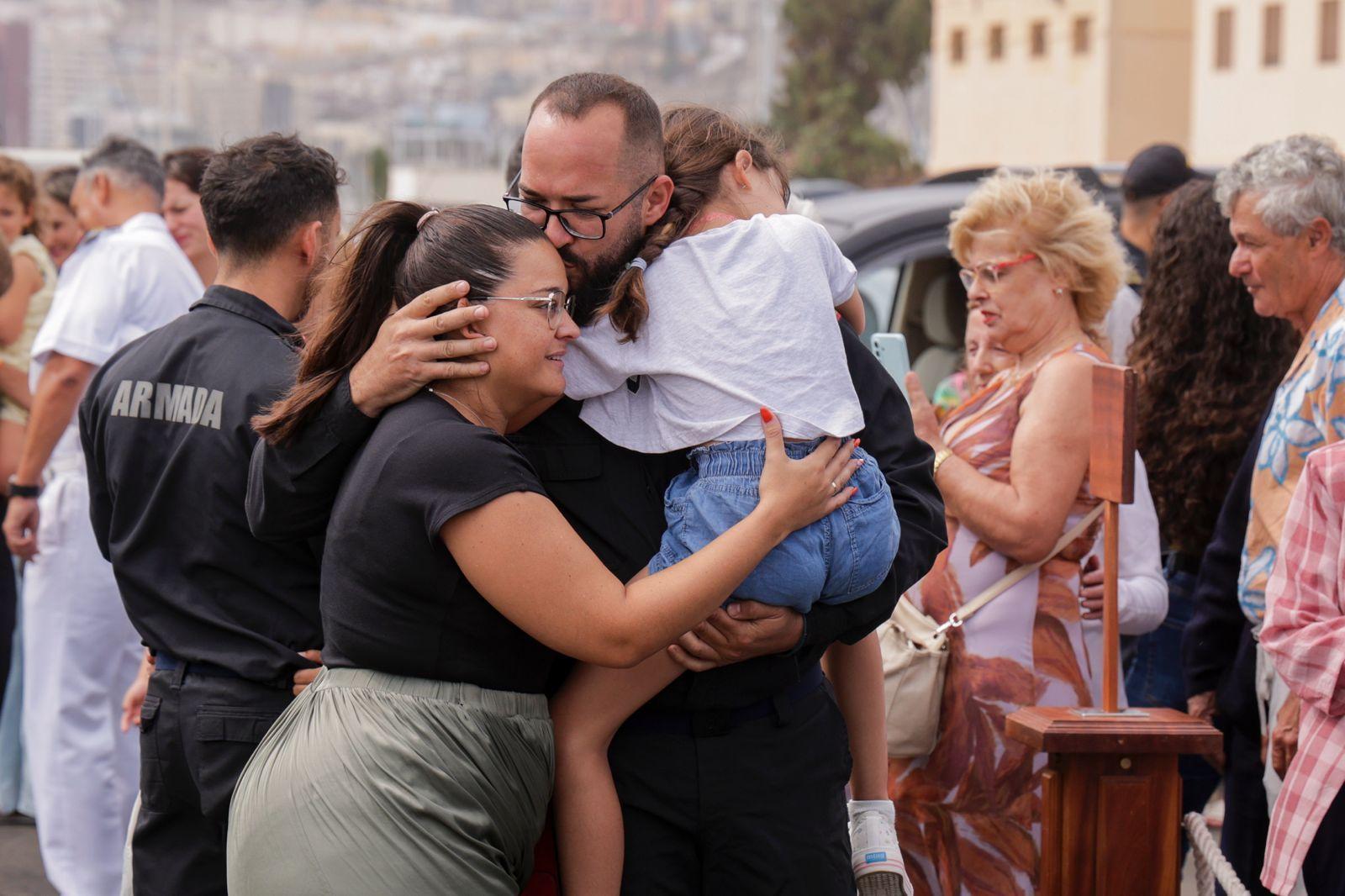 Abrazos y emociones en la despedida del Buque Rayo