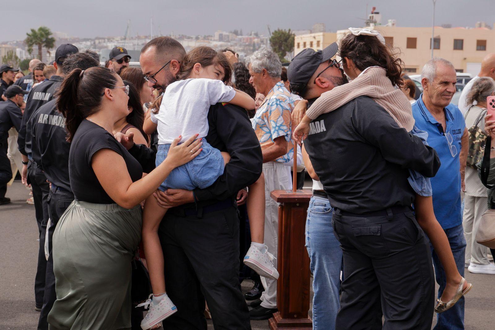 Abrazos y emociones en la despedida del Buque Rayo