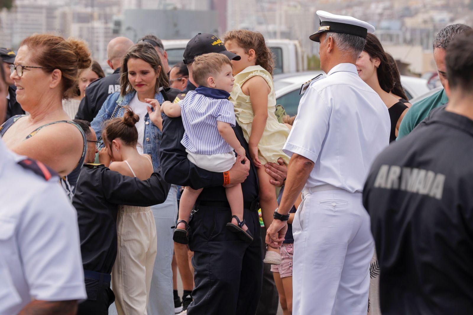 Abrazos y emociones en la despedida del Buque Rayo