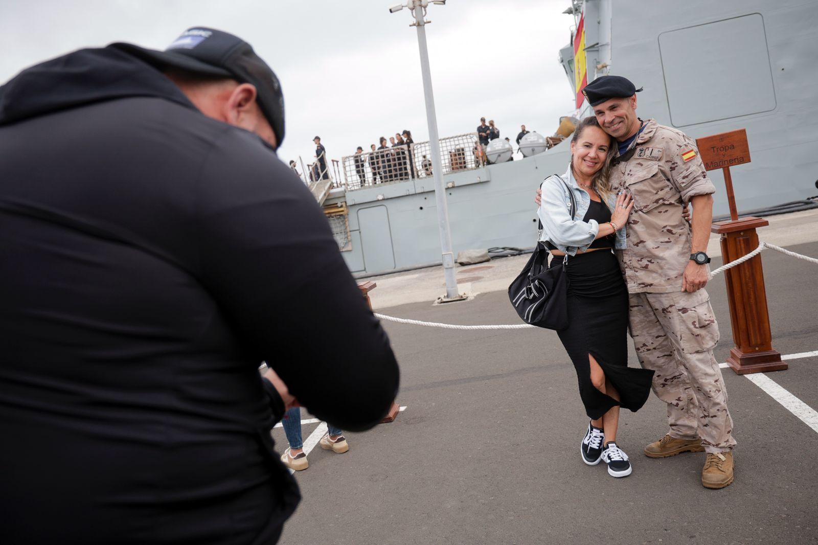 Abrazos y emociones en la despedida del Buque Rayo