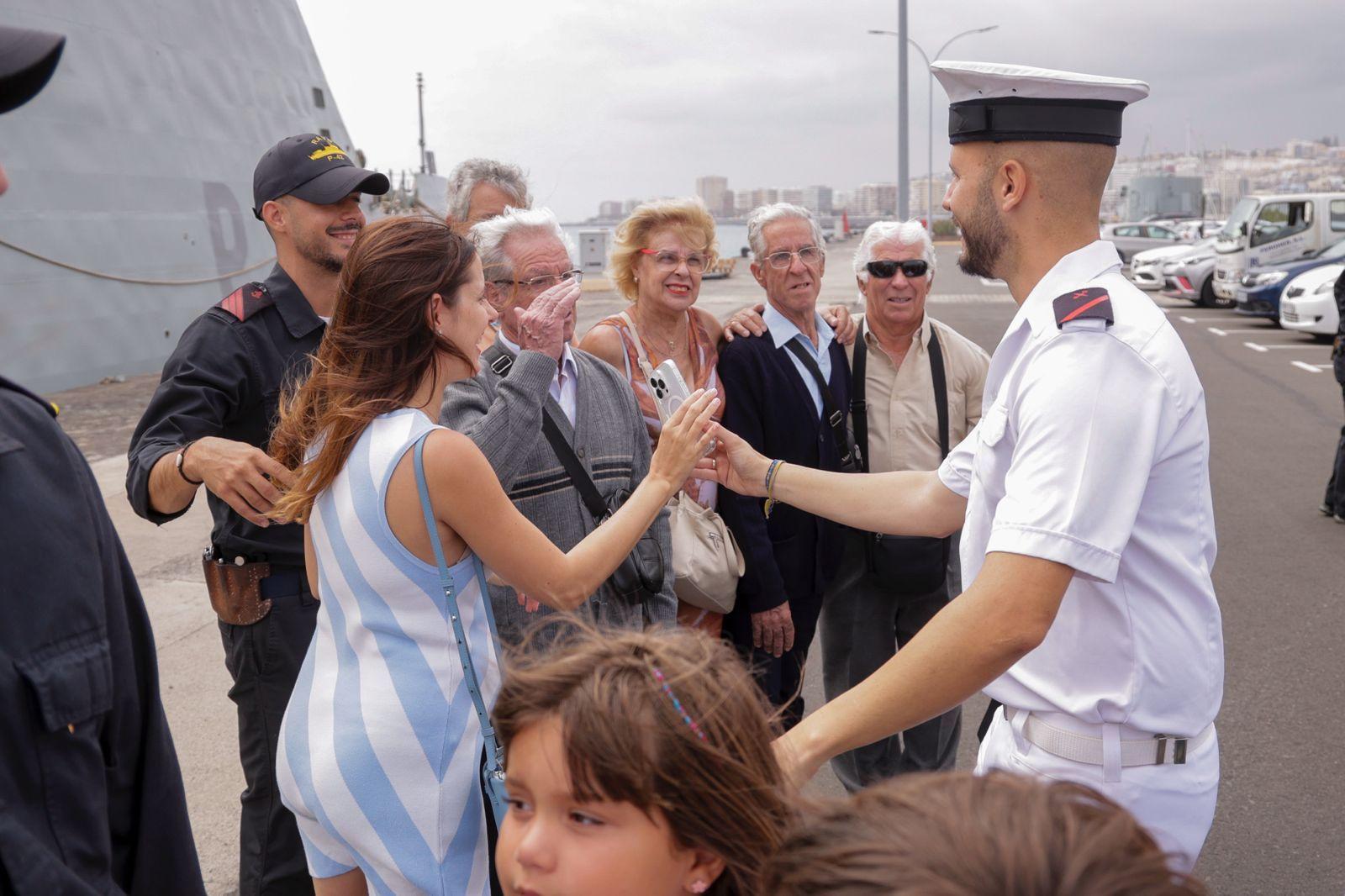 Abrazos y emociones en la despedida del Buque Rayo