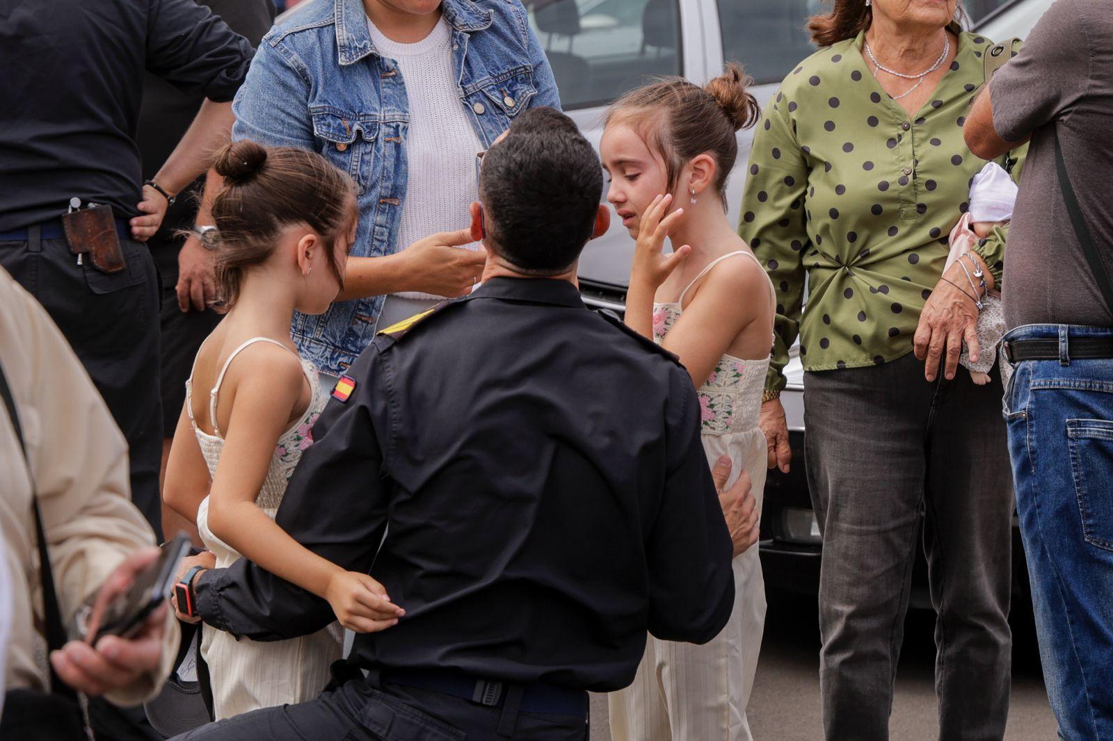 Abrazos y emociones en la despedida del Buque Rayo
