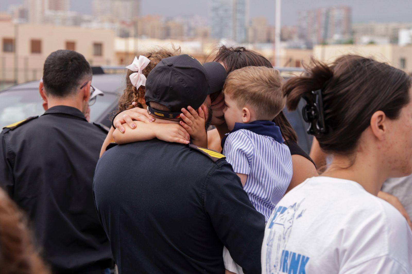 Abrazos y emociones en la despedida del Buque Rayo