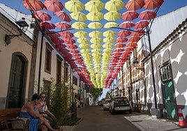 Paraguas en una calle de Valleseco para dar sombra.
