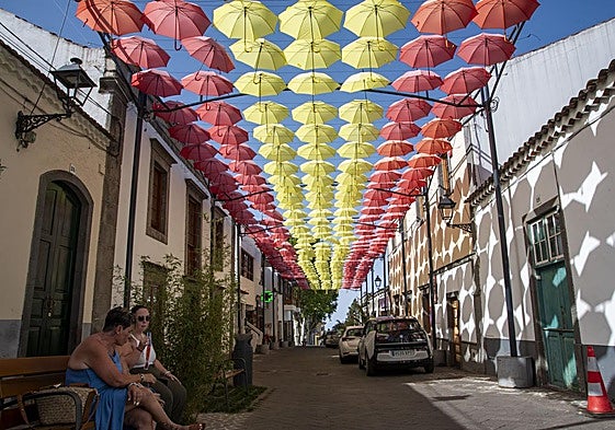 Paraguas en una calle de Valleseco para dar sombra.