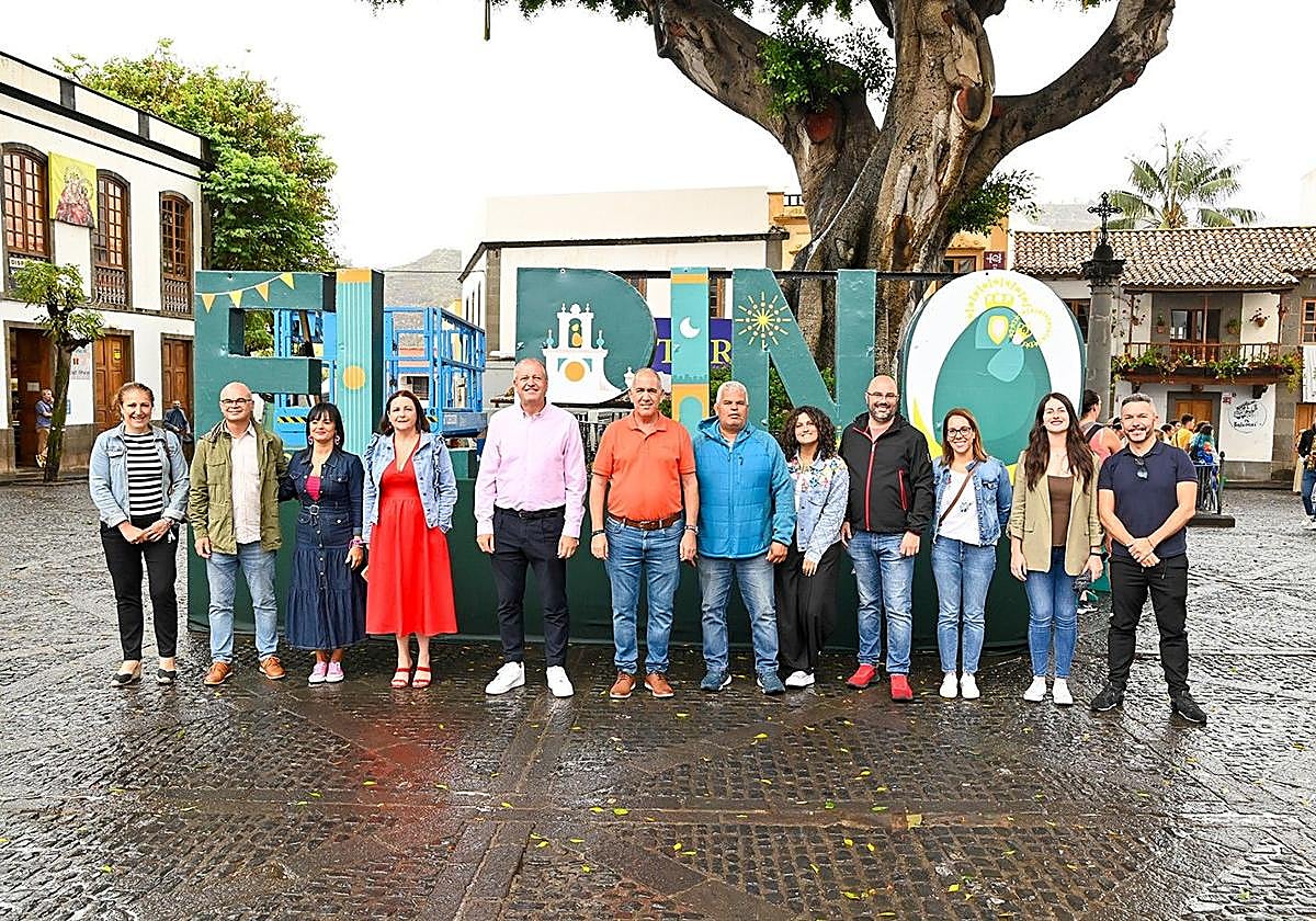 Acto de la Subida de la Bandera en Teror pasado por agua.