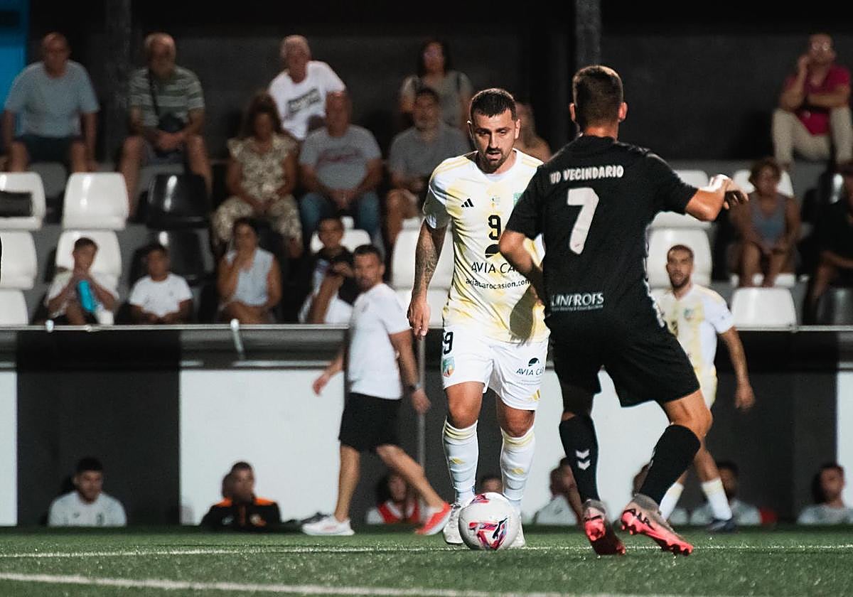 Edu Salles controla el esférico, durante el amistoso en Vecindario.