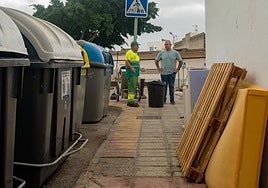 Jacobo Lemes, supervisando el estado de contenedores, con basura fuera de su lugar.