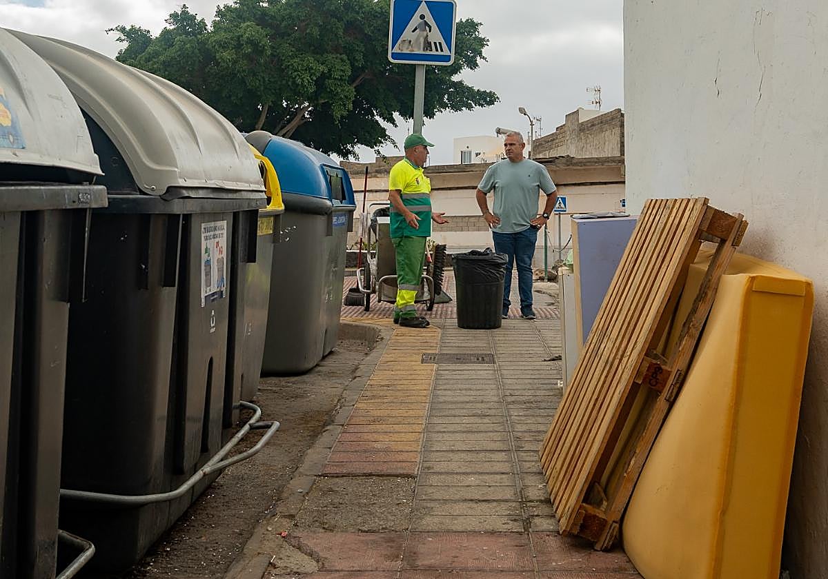Jacobo Lemes, supervisando el estado de contenedores, con basura fuera de su lugar.