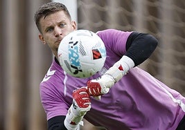 Horkas despeja de puños durante un entrenamiento.