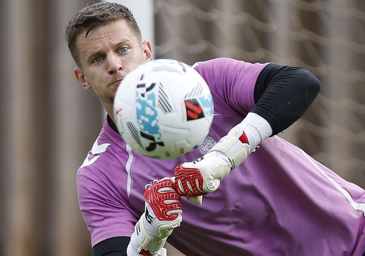 Horkas despeja de puños durante un entrenamiento.