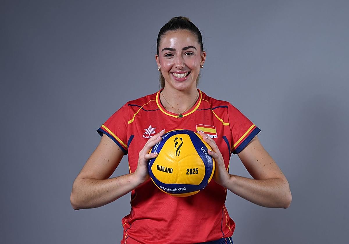 La jugadora grancanaria Lola Hernández posa sonriente con el balón oficial del Campeonato del Mundo disputado en Tailandia.