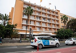 Un taxi pasa por delante del Ayuntamiento de Las Palmas de Gran Canaria.