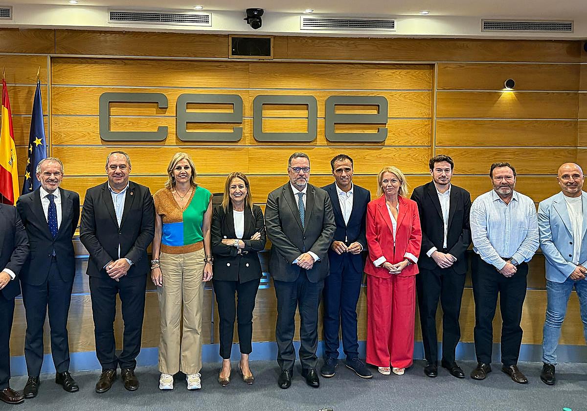 Imagen de Poli Suárez y Ángel Sabroso, en la sede de la Confederación Española de Organizaciones Empresariales (CEOE) en Madrid.