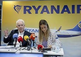 La directora de comunicación de Ryanair en España, Alejandra Ruiz (d), y el consejero delegado de Ryanair, Eddie Wilson, ayer.