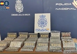 Dinero y sustancias incautadas en la operación.