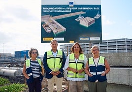 Beatriz Calzada (2d) durante la presentación de la nueva obra del Dique de la Esfinge.