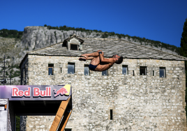 Carlos Gimeno durante las Series Mundiales de Red Bull Cliff Diving Mostar (2023)