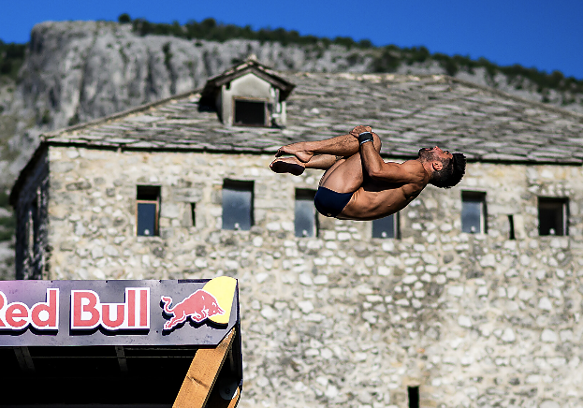 Carlos Gimeno durante las Series Mundiales de Red Bull Cliff Diving Mostar (2023)
